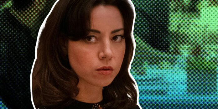 Aubrey Plaza in white lotus