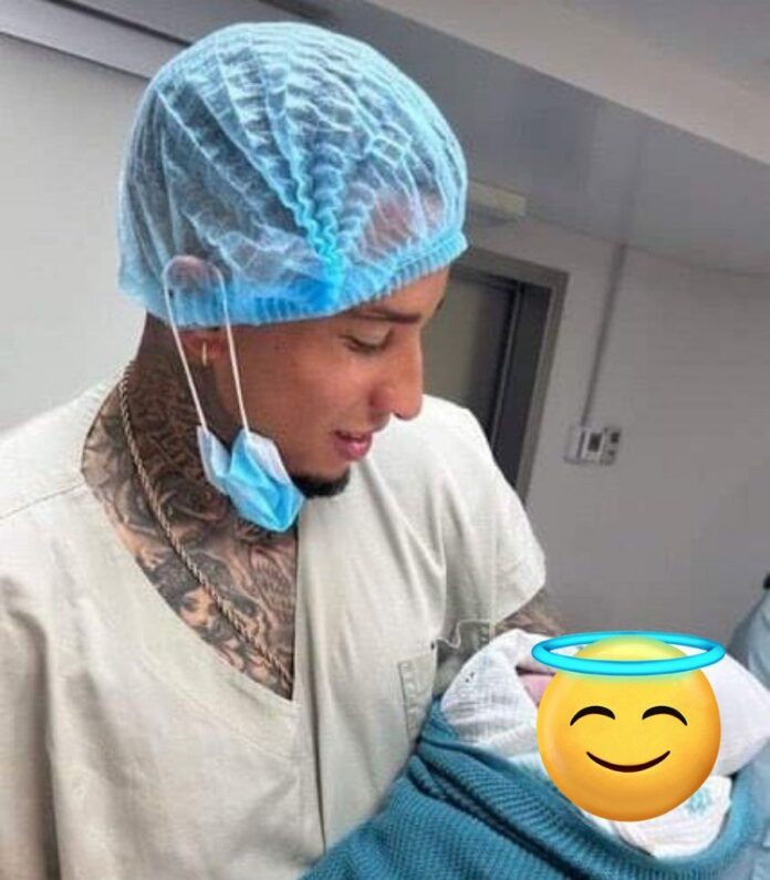 SLUMPED VIDEO: Juan Izquierdo took picture with his newborn daughter at the hospital 15 days ago before his death