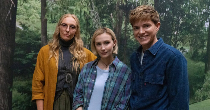 Netflix has unveiled a couple images of the cast to mark the start of production on the Toni Collette / Mae Martin thriller series Wayward