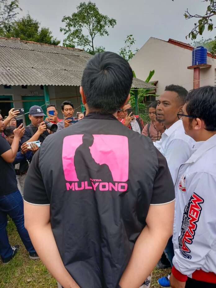 PHOTO: Kaesang Pangarep wearing tshirt with Putra Mulyono written at the back