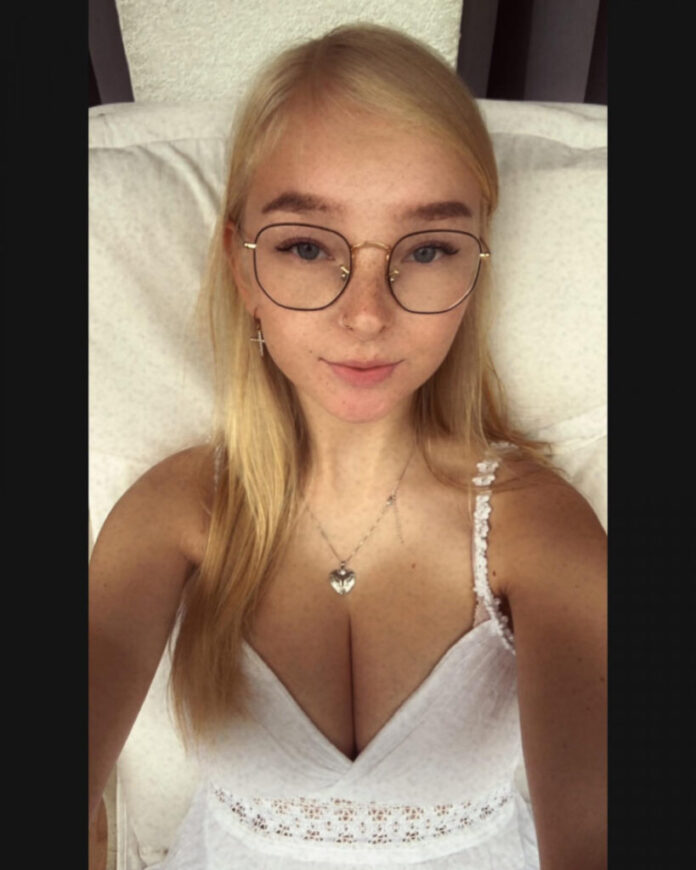 Request – OnlyFans – Teen – Feet – [75D] blonde_vivi – Nude