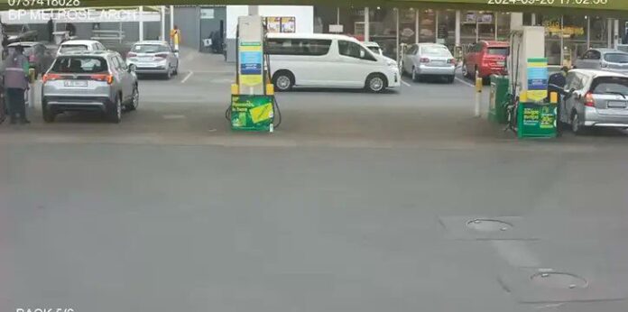 VIDEO: Petrol attendant risked his life to save businessman from being kidnapped by kidnappers at BP Garage petrol station in Corlett Drive, near Melrose Arch, JHB